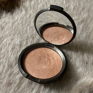 Becca Champagne Pop highlighter
